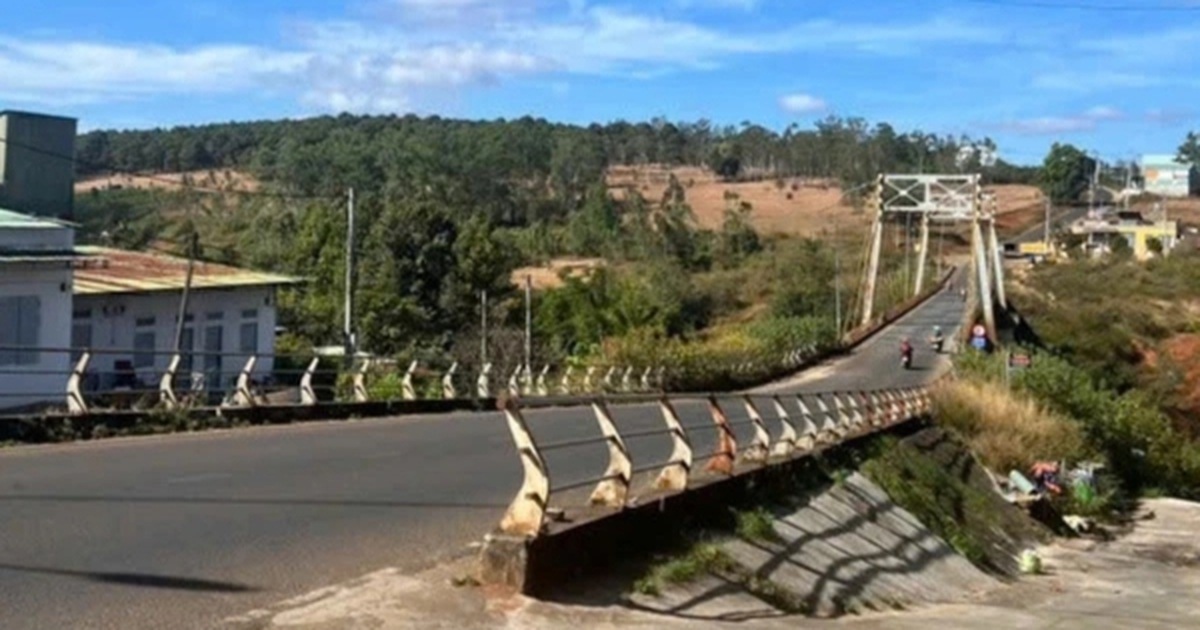 Bé sơ sinh còn nguyên dây rốn bị bỏ rơi ở cầu treo