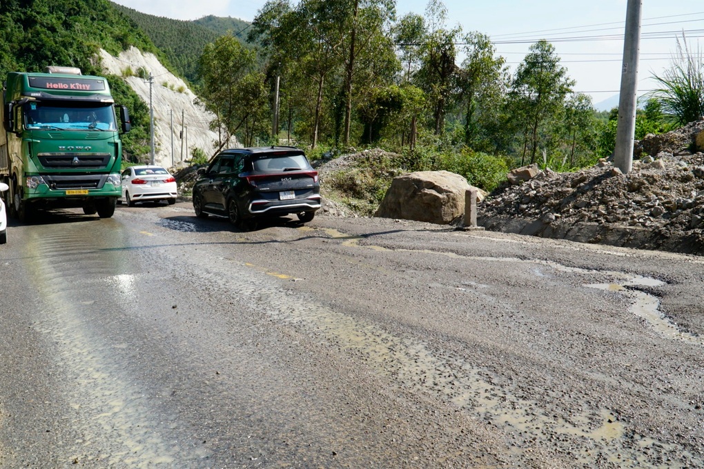 Đường qua đèo An Khê chưa bàn giao đã hư hỏng, sạt lở gây mất an toàn - 3