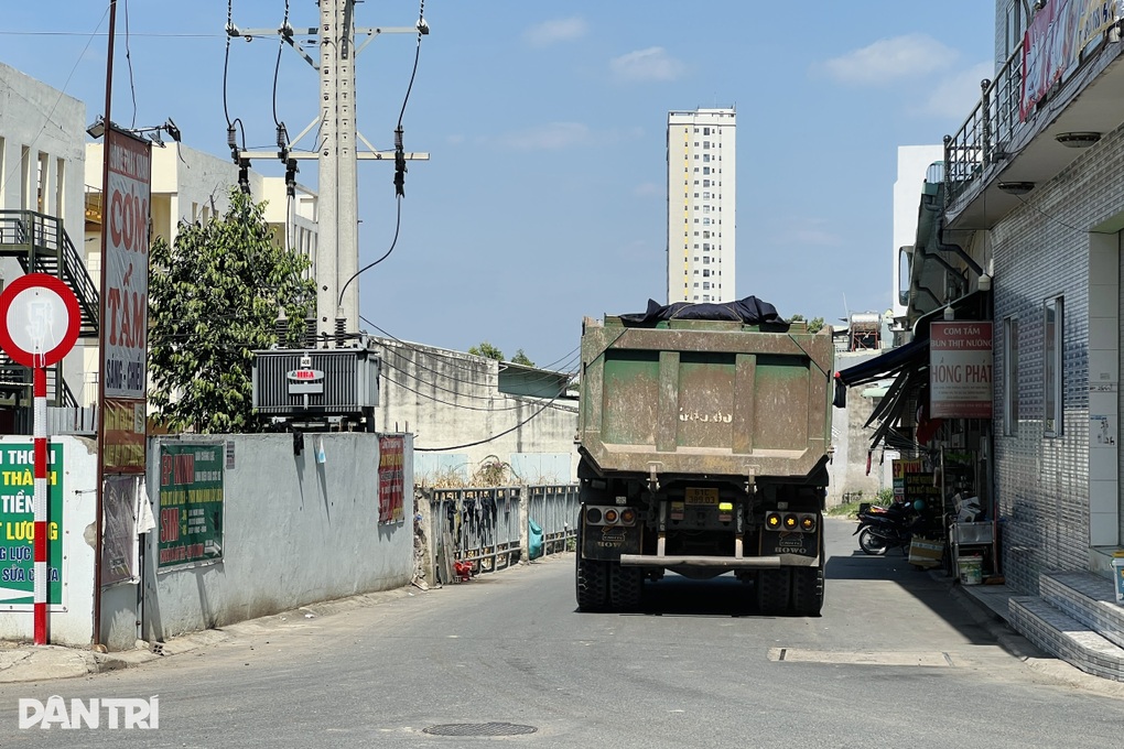 Chủ tịch phường nói lỗi đánh máy văn bản cho xe ben vào hẻm 5 tấn ở TPHCM - 3