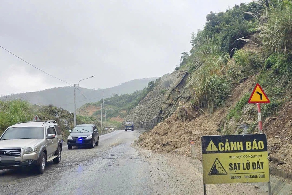 Đường qua đèo An Khê chưa bàn giao đã hư hỏng, sạt lở gây mất an toàn - 2