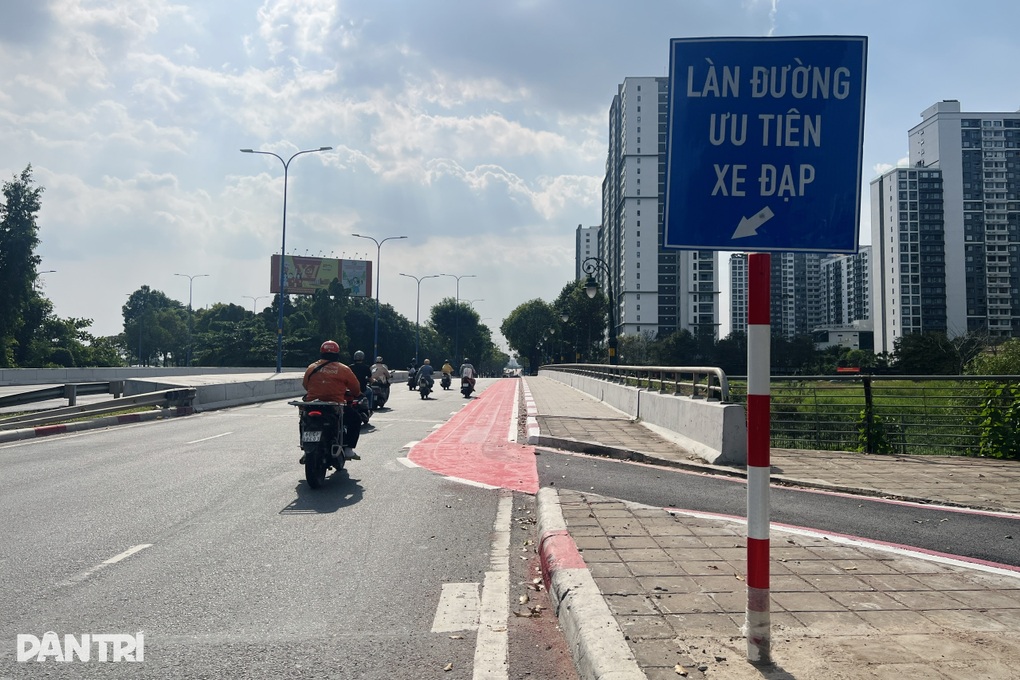 Công an TPHCM kêu gọi cung cấp hình ảnh người đi xe máy vào làn xe đạp - 2 Công an TPHCM kêu gọi cung cấp hình ảnh người đi xe máy vào làn xe đạp - 2