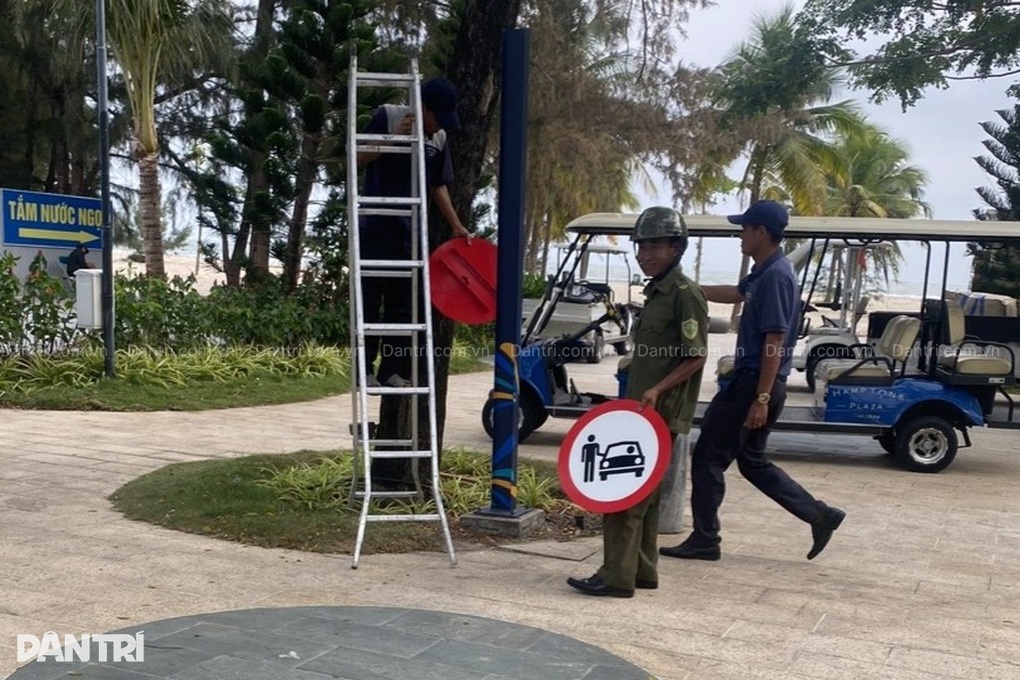Tháo dỡ biển báo lạ tại TPHCM sau phản ánh của Dân trí - 1