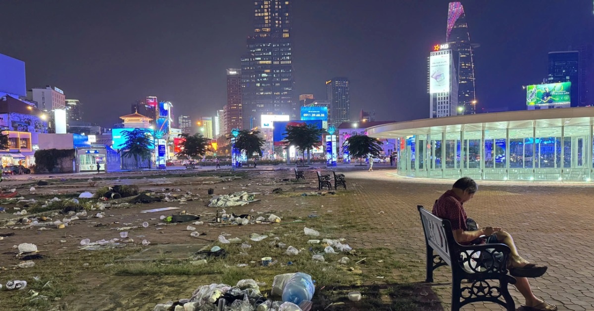 Rác bủa vây giếng trời ga Metro Bến Thành, du khách nước ngoài ngỡ ngàng