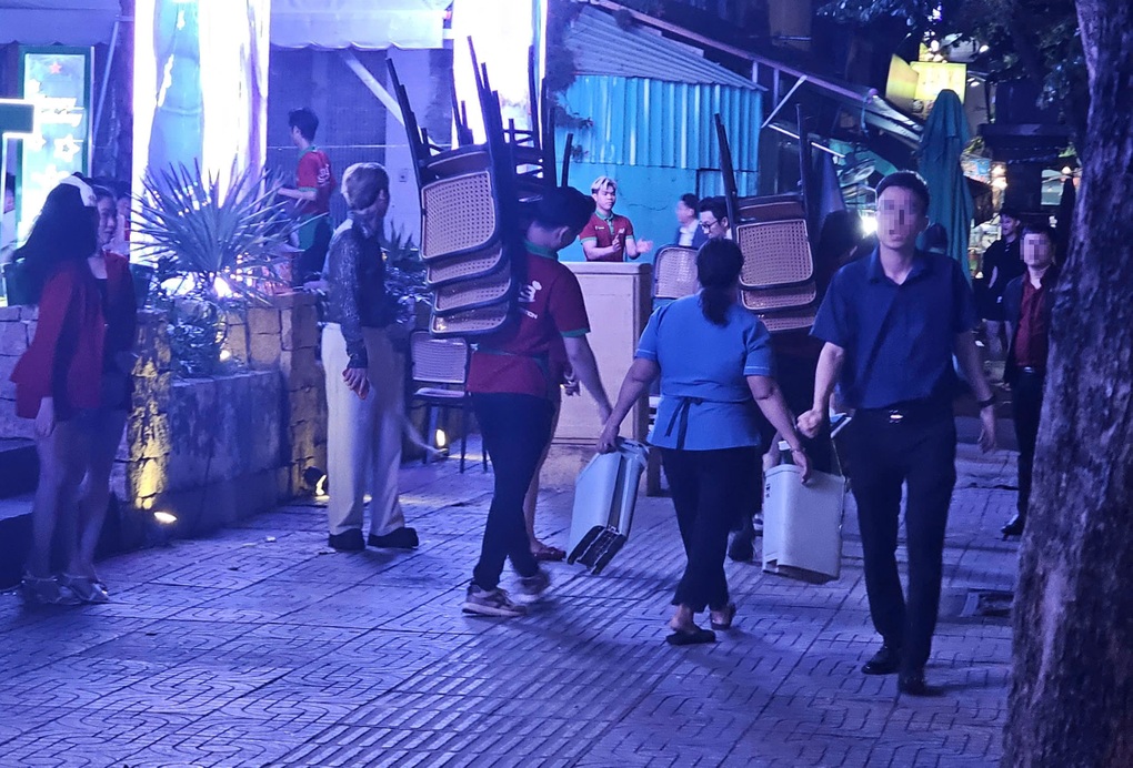 TPHCM xử lý nhiều quán nhậu chiếm vỉa hè đường Phạm Văn Đồng - 2