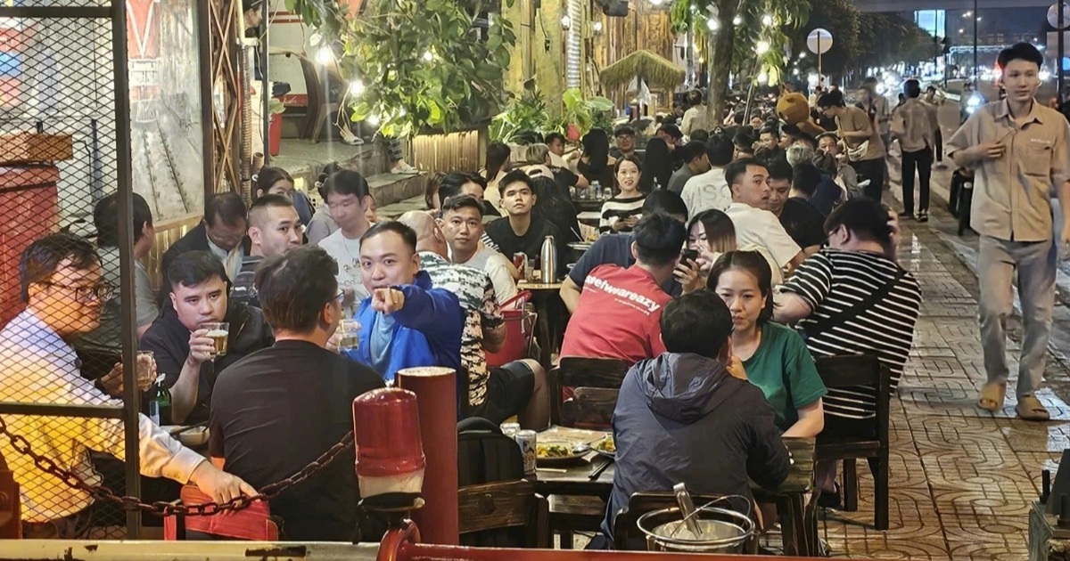 TPHCM xử lý nhiều quán nhậu chiếm vỉa hè đường Phạm Văn Đồng