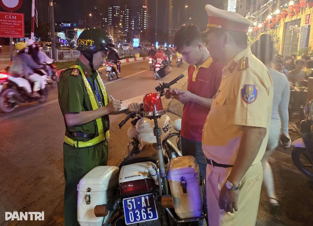 TPHCM xử lý nhiều quán nhậu chiếm vỉa hè đường Phạm Văn Đồng - 3