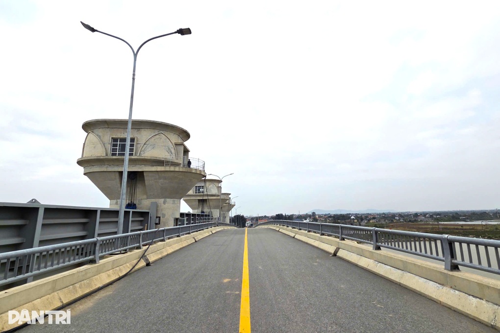 Cầu xây xong nhưng bị rào lại: Đang thẩm tra quy trình đào tạo vận hành - 1