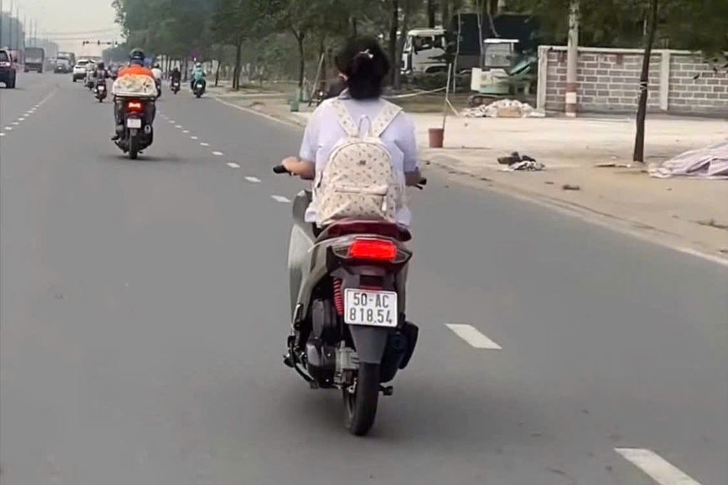 Giao xe cho con gái không đội mũ bảo hiểm, cha bị CSGT xử phạt ở TPHCM - 1