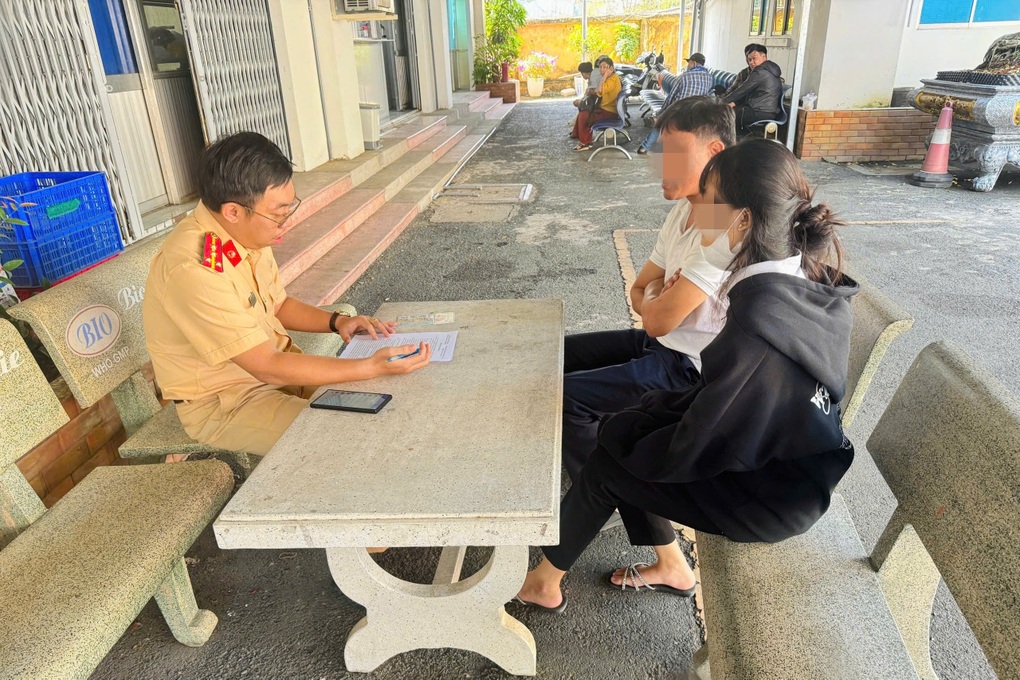 Giao xe cho con gái không đội mũ bảo hiểm, cha bị CSGT xử phạt ở TPHCM - 2