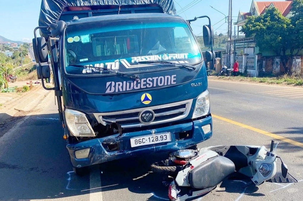 Cả 2 vợ chồng tử nạn sau khi va chạm với ô tô tải - 1