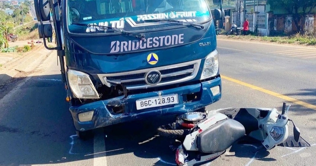 Cả 2 vợ chồng tử nạn sau khi va chạm với ô tô tải