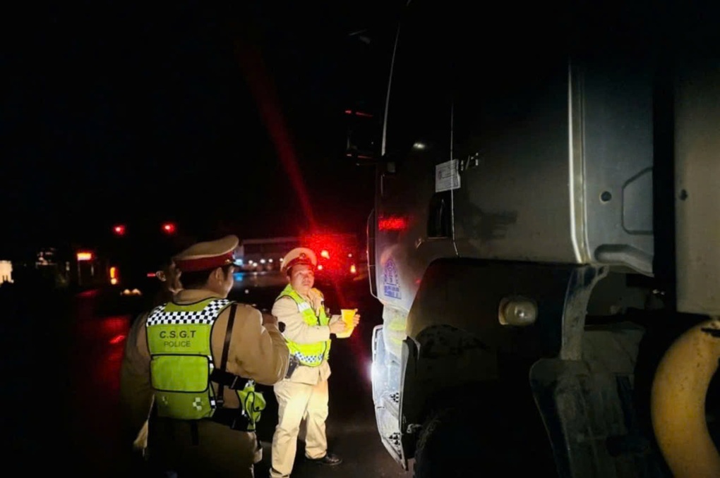 Từ việc không hạ đèn pha dù được báo hiệu, tài xế lộ vi phạm nghiêm trọng - 1