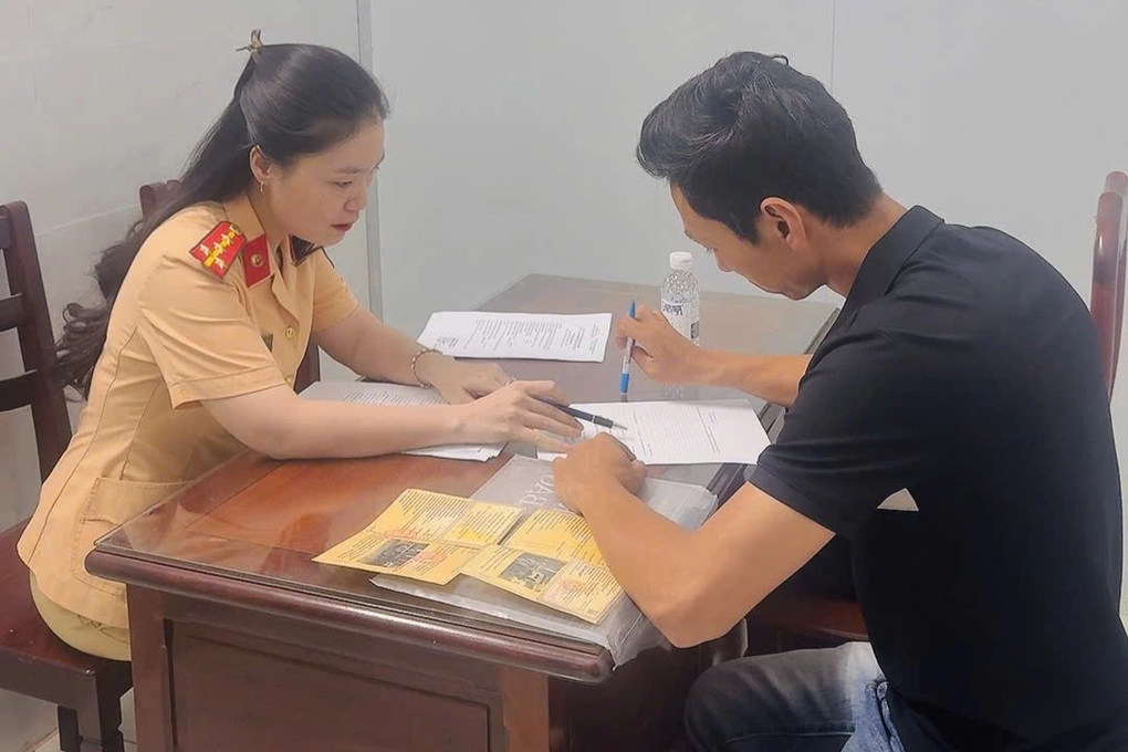 Tài xế xe ben lấn làn, kéo bụi mù mịt ở TPHCM bị phạt 5 triệu đồng - 2