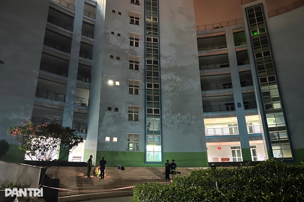 Nam sinh rơi lầu tử vong trong trường đại học ở TPHCM - 1
