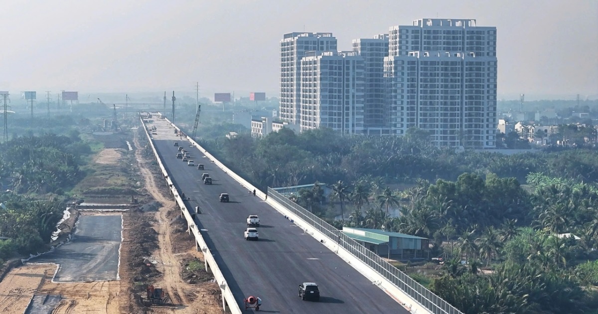 Bộ trưởng Xây dựng trải nghiệm cầu cạn Vành đai 3 TPHCM