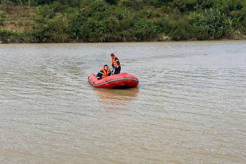 Phát hiện xe máy trên cầu, cảnh sát xuống sông tìm người - 2