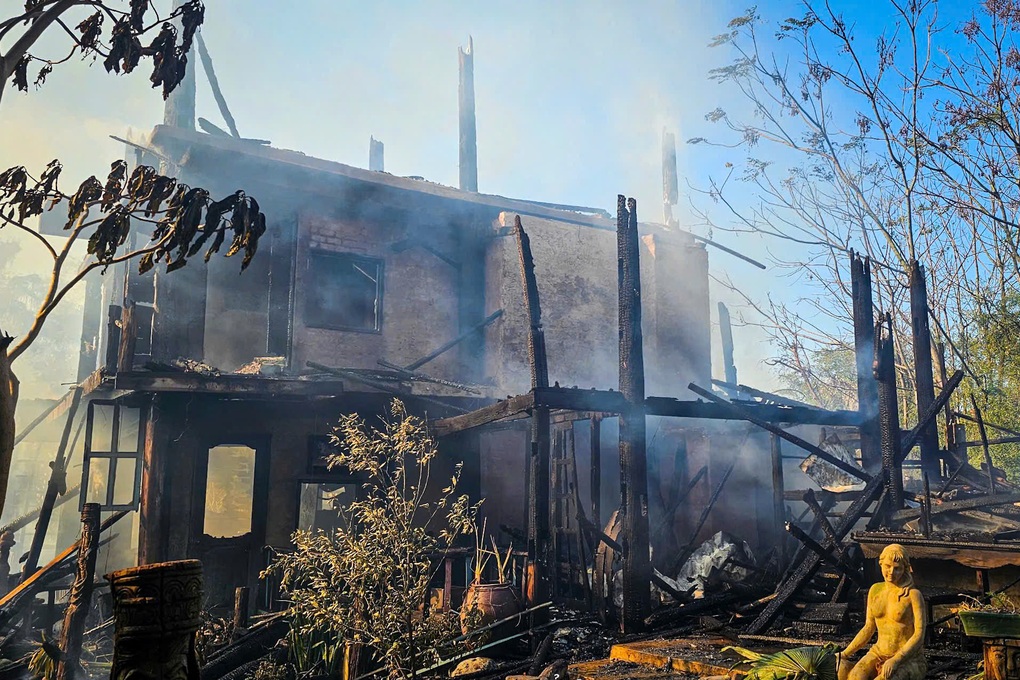 Cháy quán cà phê mới khai trương, thiêu rụi căn nhà gỗ - 2