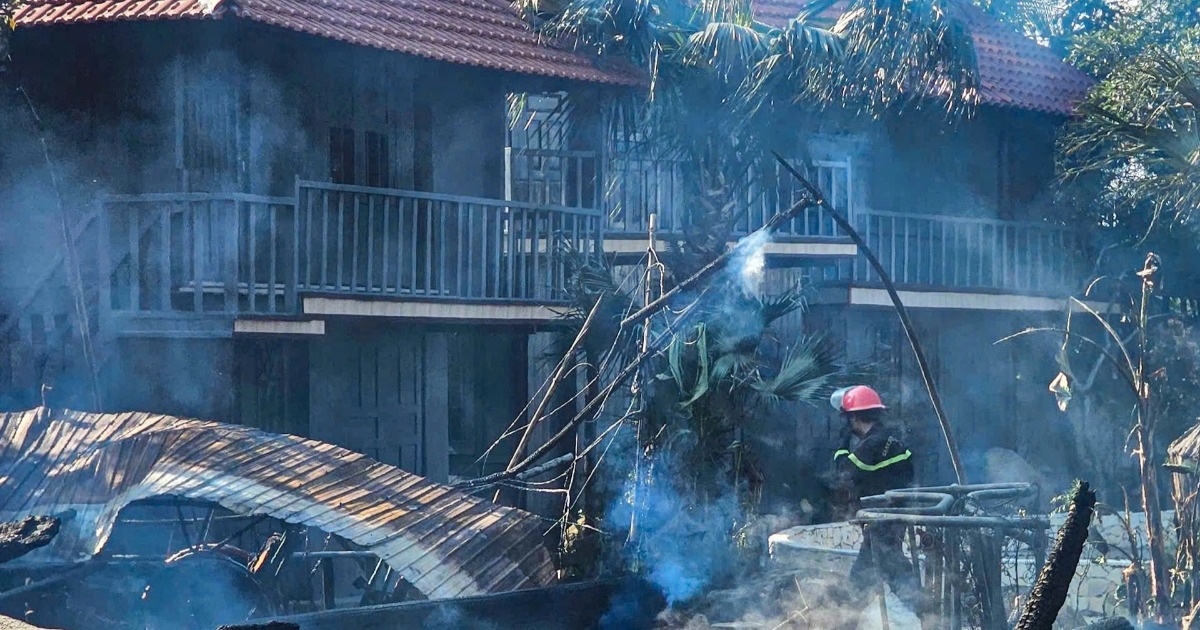Cháy quán cà phê mới khai trương, thiêu rụi căn nhà gỗ