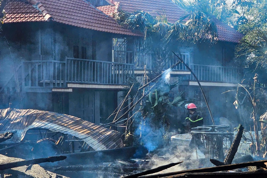 Cháy quán cà phê mới khai trương, thiêu rụi căn nhà gỗ - 1