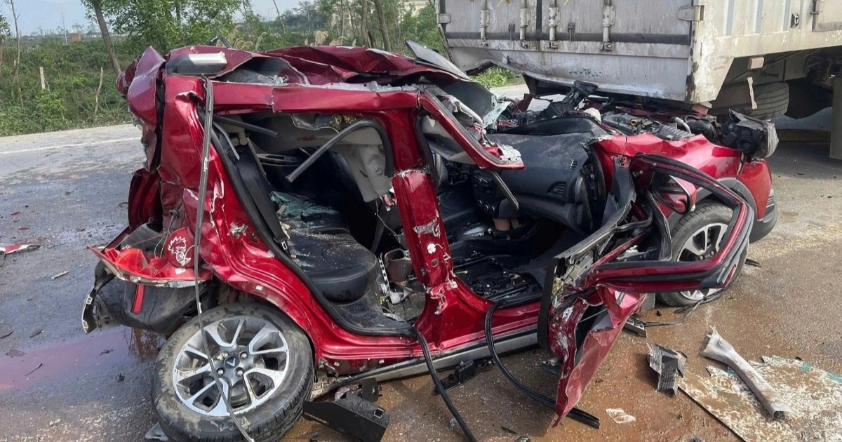 Ô tô con bị vò nát sau vụ tai nạn liên hoàn, 3 người bị thương