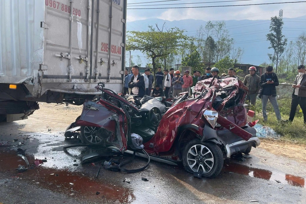 Ô tô con bị vò nát sau vụ tai nạn liên hoàn, 3 người bị thương - 1 Ô tô con bị vò nát sau vụ tai nạn liên hoàn, 3 người bị thương - 1