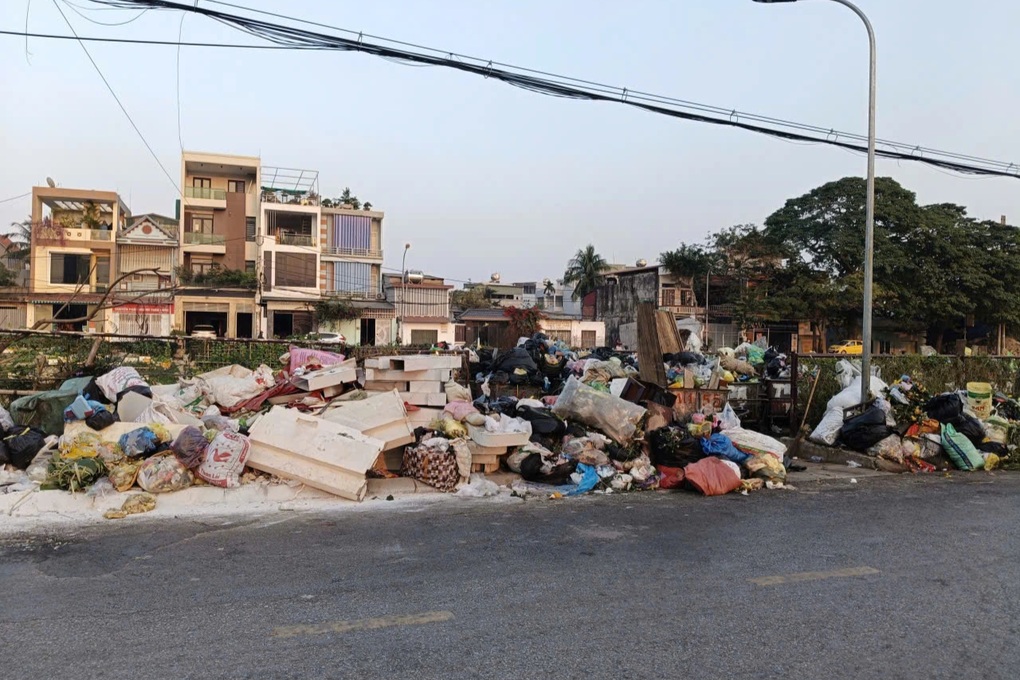 Rác ngập ngụa, hôi thối trên nhiều tuyến đường ở Thanh Hóa - 1