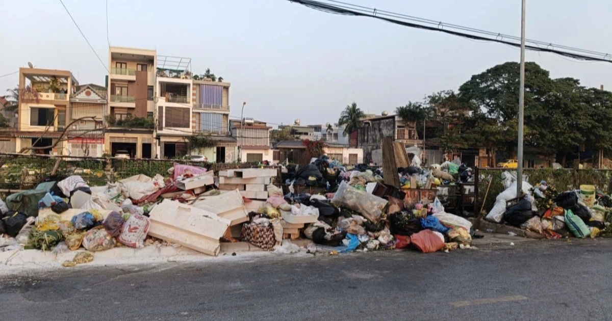 Rác ngập ngụa, hôi thối trên nhiều tuyến đường ở Thanh Hóa