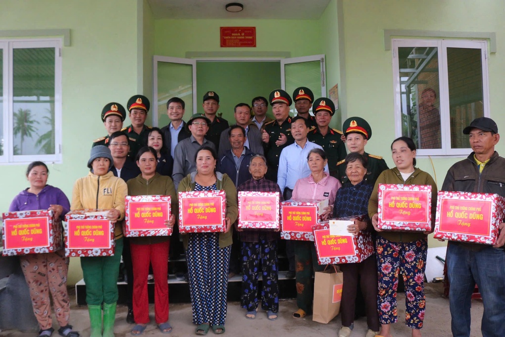 Phó Thủ tướng Hồ Quốc Dũng thăm người dân rốn lũ Hòa Thịnh - 2