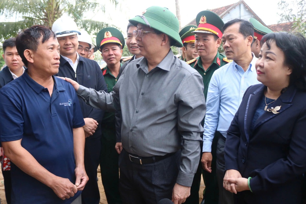 Phó Thủ tướng Hồ Quốc Dũng thăm người dân rốn lũ Hòa Thịnh - 1