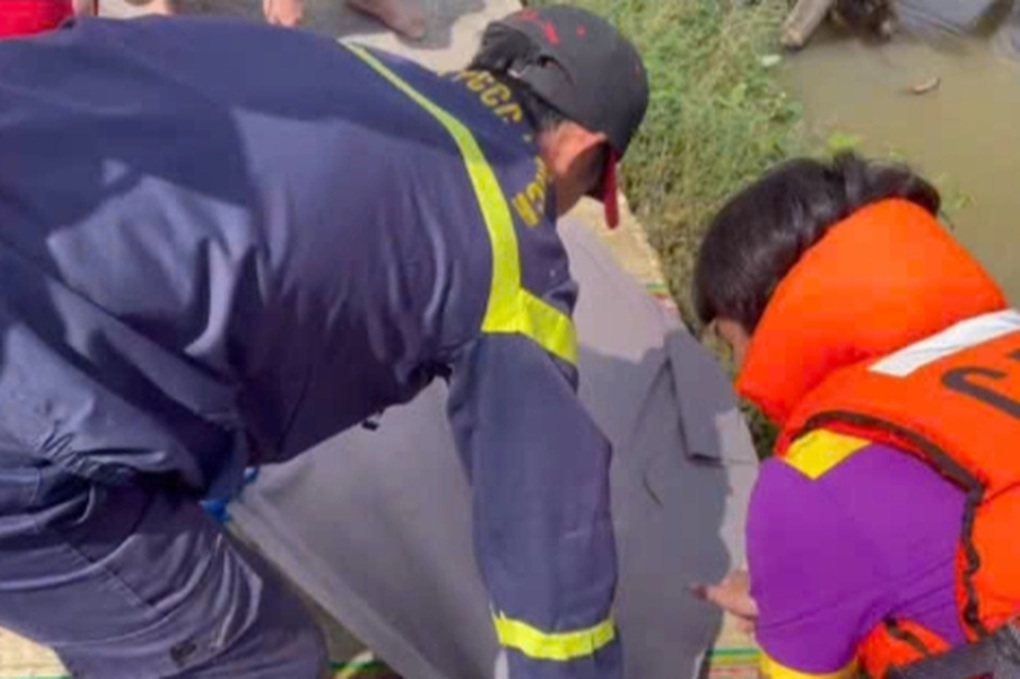 Đi mua lúa giống, người đàn ông rơi xuống mương nước tử vong - 1 Đi mua lúa giống, người đàn ông rơi xuống mương nước tử vong - 1