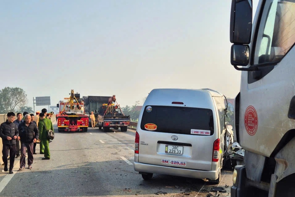 Xác định nguyên nhân ban đầu vụ tai nạn 4 người tử vong trên cao tốc - 1 Xác định nguyên nhân ban đầu vụ tai nạn 4 người tử vong trên cao tốc - 1