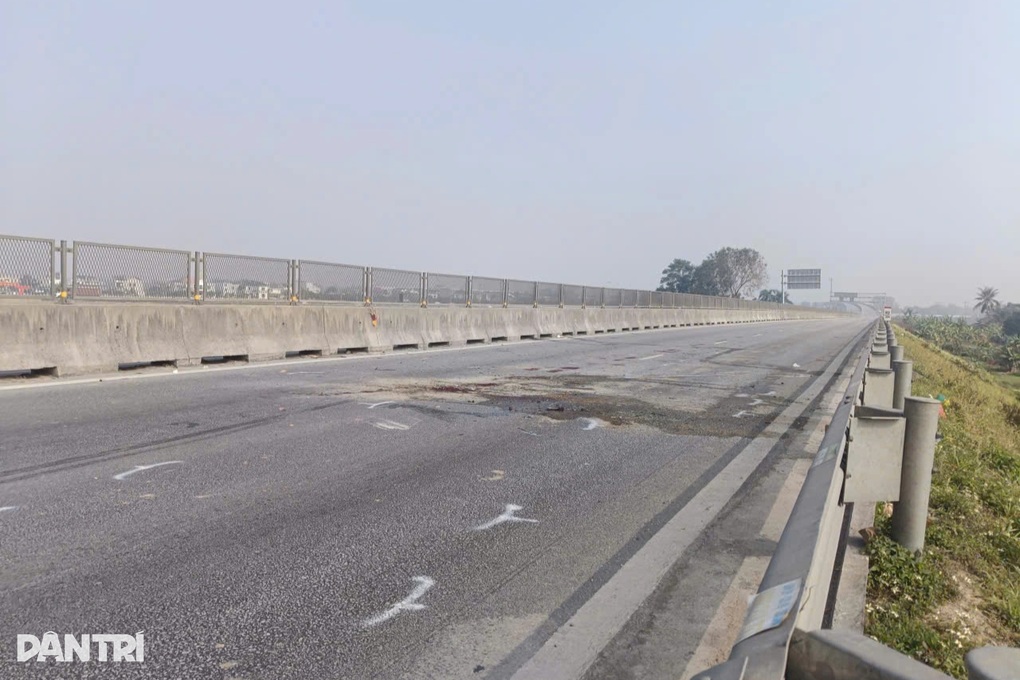 Xác định nguyên nhân ban đầu vụ tai nạn 4 người tử vong trên cao tốc - 2 Xác định nguyên nhân ban đầu vụ tai nạn 4 người tử vong trên cao tốc - 2