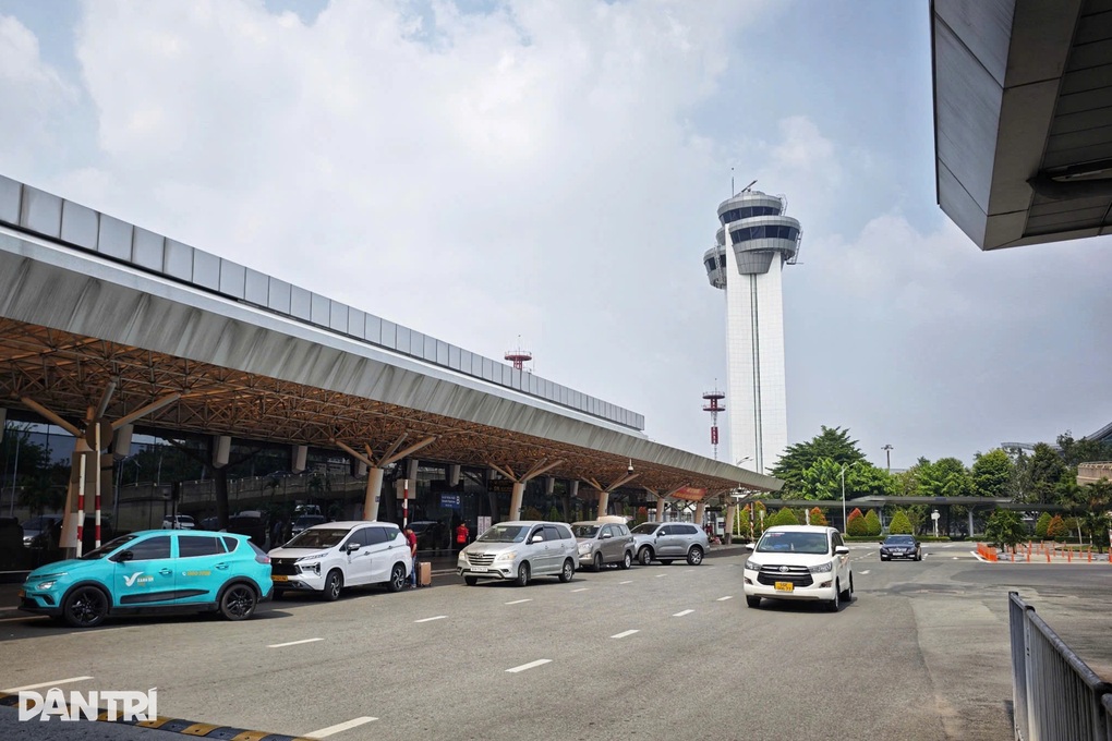 Người dân bỡ ngỡ khi nhà ga T1 Tân Sơn Nhất đổi sảnh đón khách - 3 Người dân bỡ ngỡ khi nhà ga T1 Tân Sơn Nhất đổi sảnh đón khách - 3