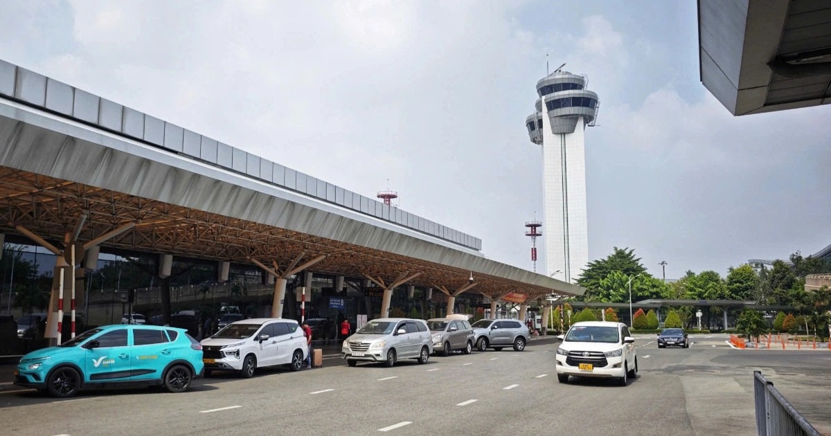 Người dân bỡ ngỡ khi nhà ga T1 Tân Sơn Nhất đổi sảnh đón khách