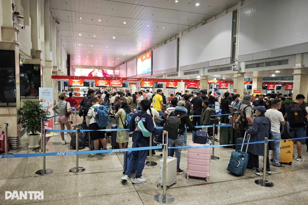 Người dân bỡ ngỡ khi nhà ga T1 Tân Sơn Nhất đổi sảnh đón khách - 1 Người dân bỡ ngỡ khi nhà ga T1 Tân Sơn Nhất đổi sảnh đón khách - 1