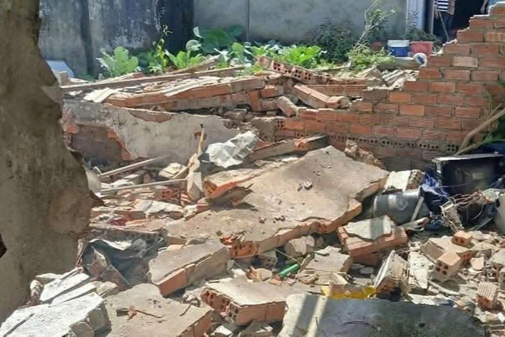 Sập nhà nghi do chế tạo pháo, một người nhập viện - 1