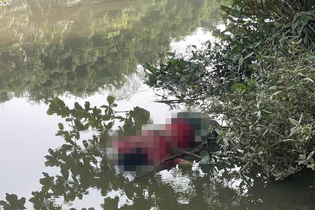 Một thanh niên mặc áo thể thao tử vong dưới sông ở TPHCM - 1 Một thanh niên mặc áo thể thao tử vong dưới sông ở TPHCM - 1