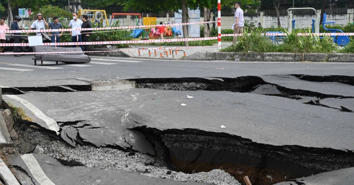 Người dân kể lại khoảnh khắc mặt đường ven kênh TPHCM bị “nuốt chửng”