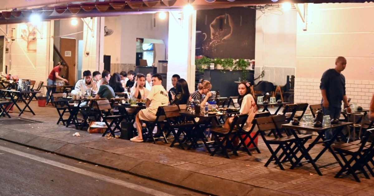 Vỉa hè đại lộ ở TPHCM bị chiếm dụng, bất chấp cao điểm ra quân