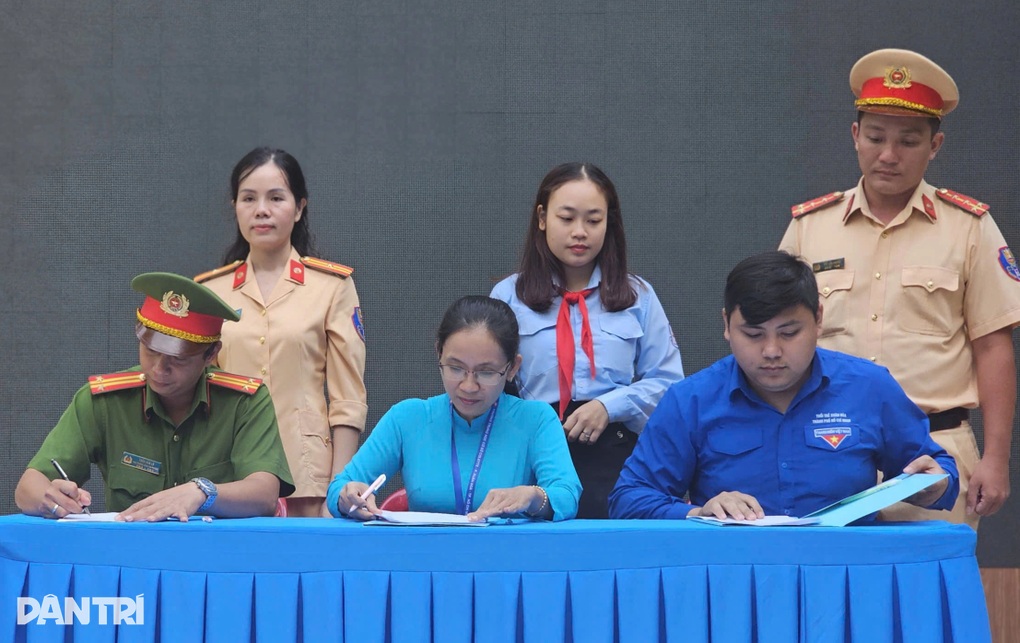 Công an phường Xuân Hòa ở TPHCM triển khai mô hình trường học an toàn - 2 Công an phường Xuân Hòa ở TPHCM triển khai mô hình trường học an toàn - 2