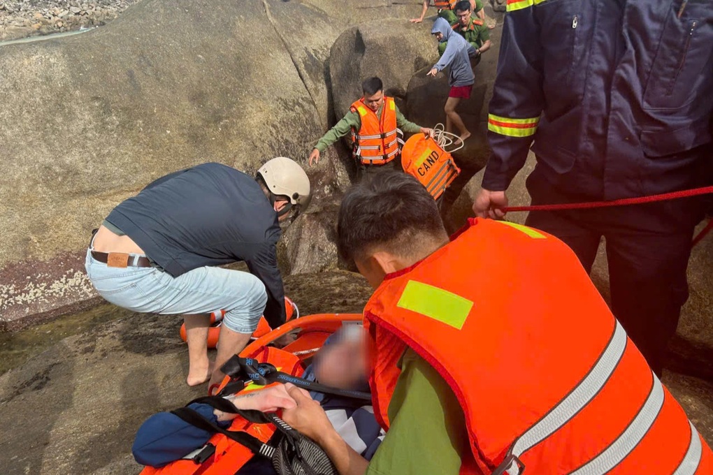 Giải cứu 3 du khách bị kẹt trong hốc đá ở bãi Tiên - 2