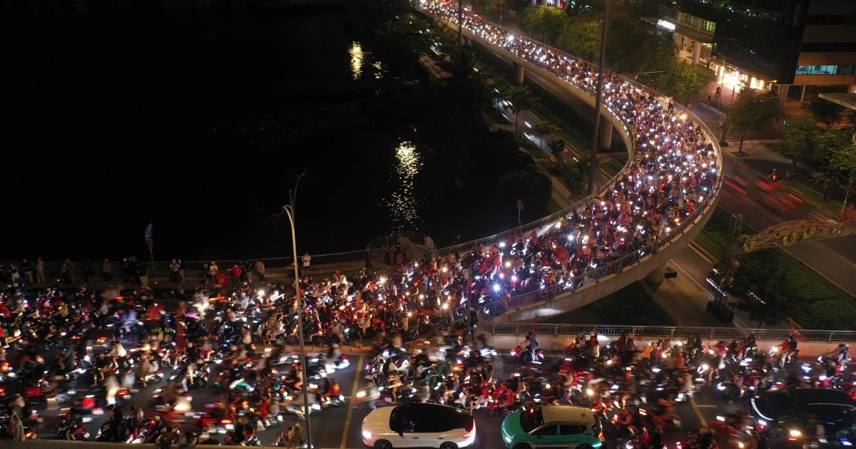 Biển người ăn mừng chiến thắng của U23 Việt Nam trên cầu Ba Son