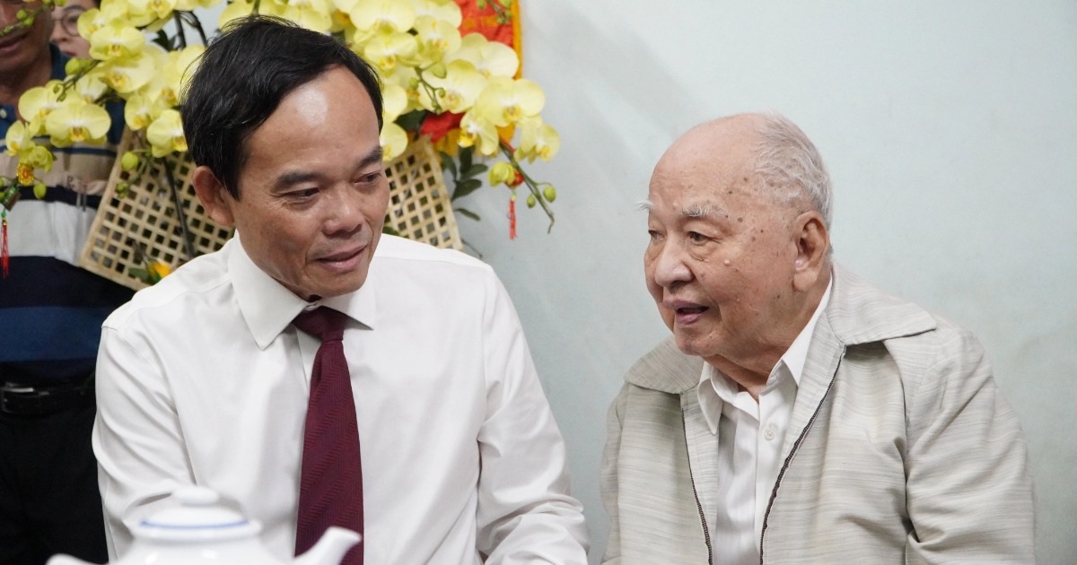 Bí thư Trần Lưu Quang trao Huy hiệu 80 năm tuổi Đảng đến ông Tô Bửu Giám