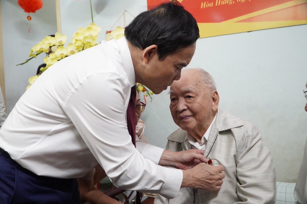 Bí thư Trần Lưu Quang trao Huy hiệu 80 năm tuổi Đảng đến ông Tô Bửu Giám - 2 Bí thư Trần Lưu Quang trao Huy hiệu 80 năm tuổi Đảng đến ông Tô Bửu Giám - 2