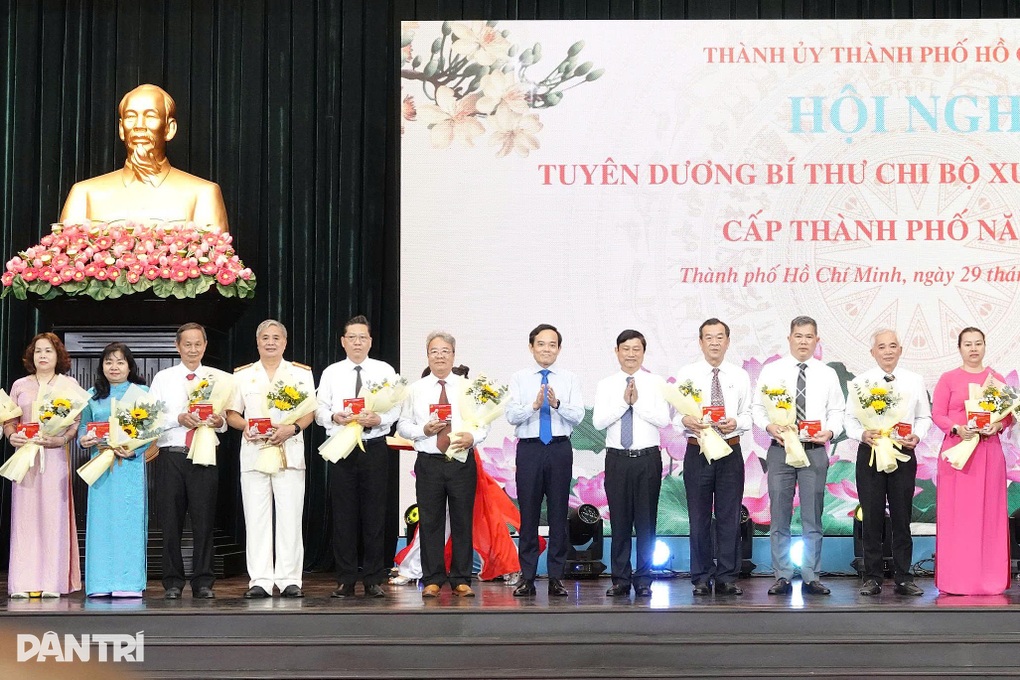 Thành ủy TPHCM tuyên dương 233 bí thư chi bộ xuất sắc - 3 Thành ủy TPHCM tuyên dương 233 bí thư chi bộ xuất sắc - 3