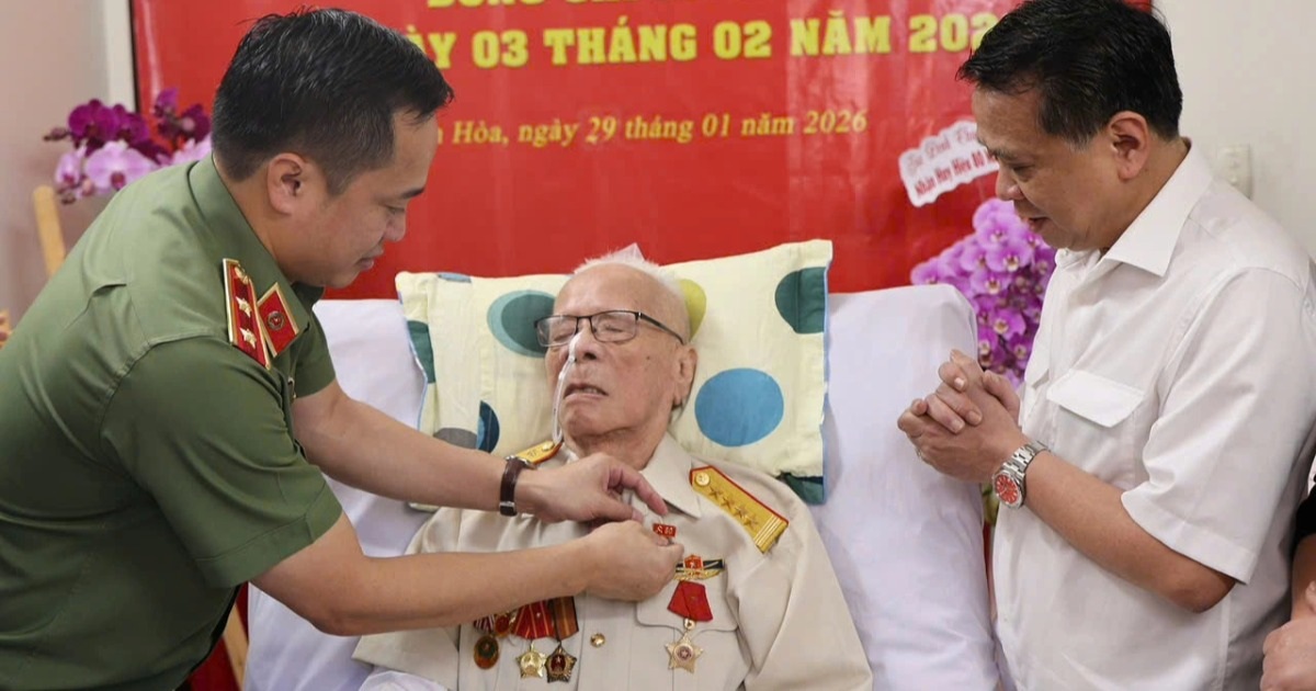 Con trai trưởng của cố Tổng Bí thư Lê Duẩn nhận Huy hiệu 80 năm tuổi Đảng