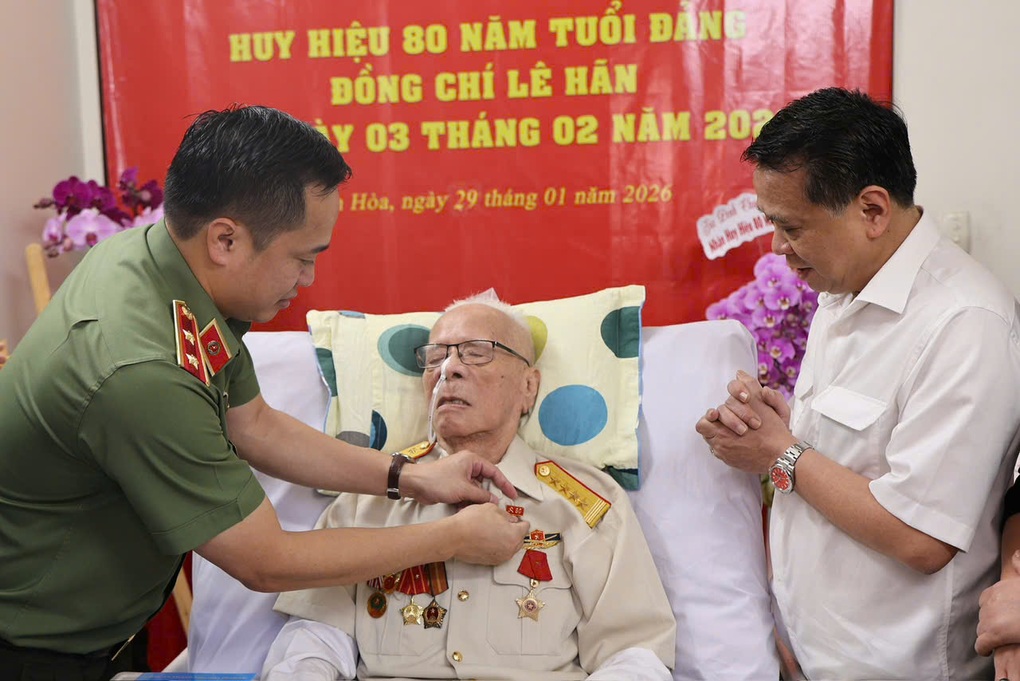 Con trai trưởng của cố Tổng Bí thư Lê Duẩn nhận Huy hiệu 80 năm tuổi Đảng - 2 Con trai trưởng của cố Tổng Bí thư Lê Duẩn nhận Huy hiệu 80 năm tuổi Đảng - 2