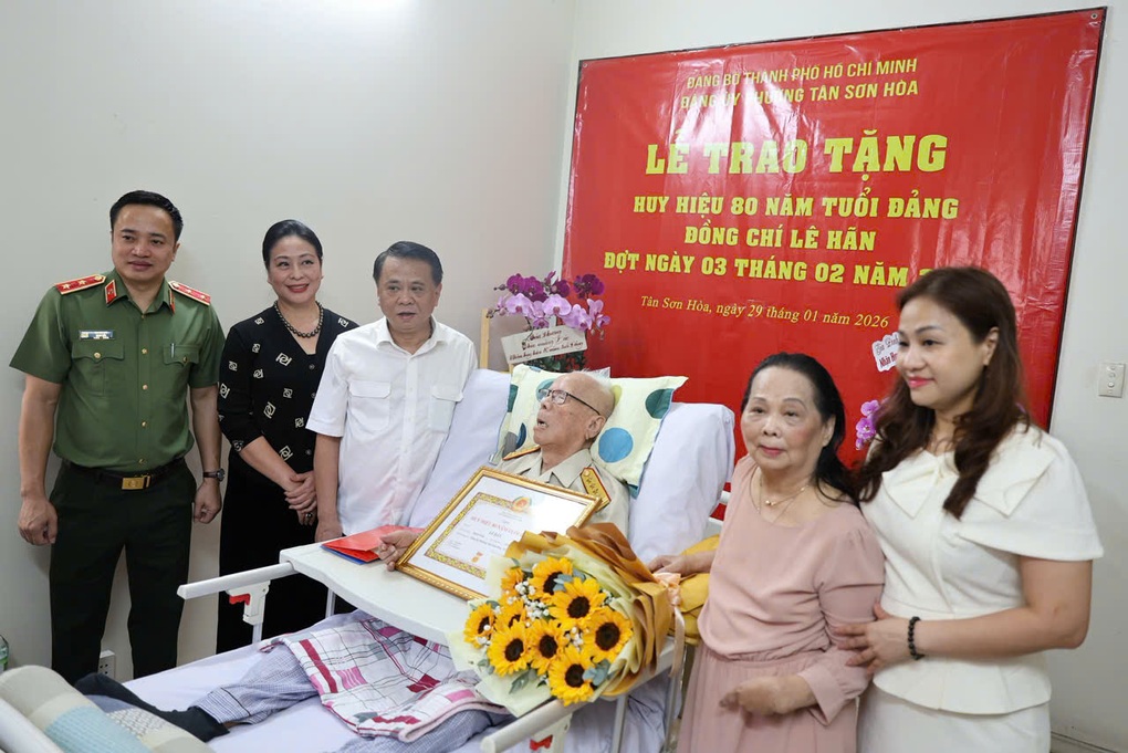 Con trai trưởng của cố Tổng Bí thư Lê Duẩn nhận Huy hiệu 80 năm tuổi Đảng - 1 Con trai trưởng của cố Tổng Bí thư Lê Duẩn nhận Huy hiệu 80 năm tuổi Đảng - 1