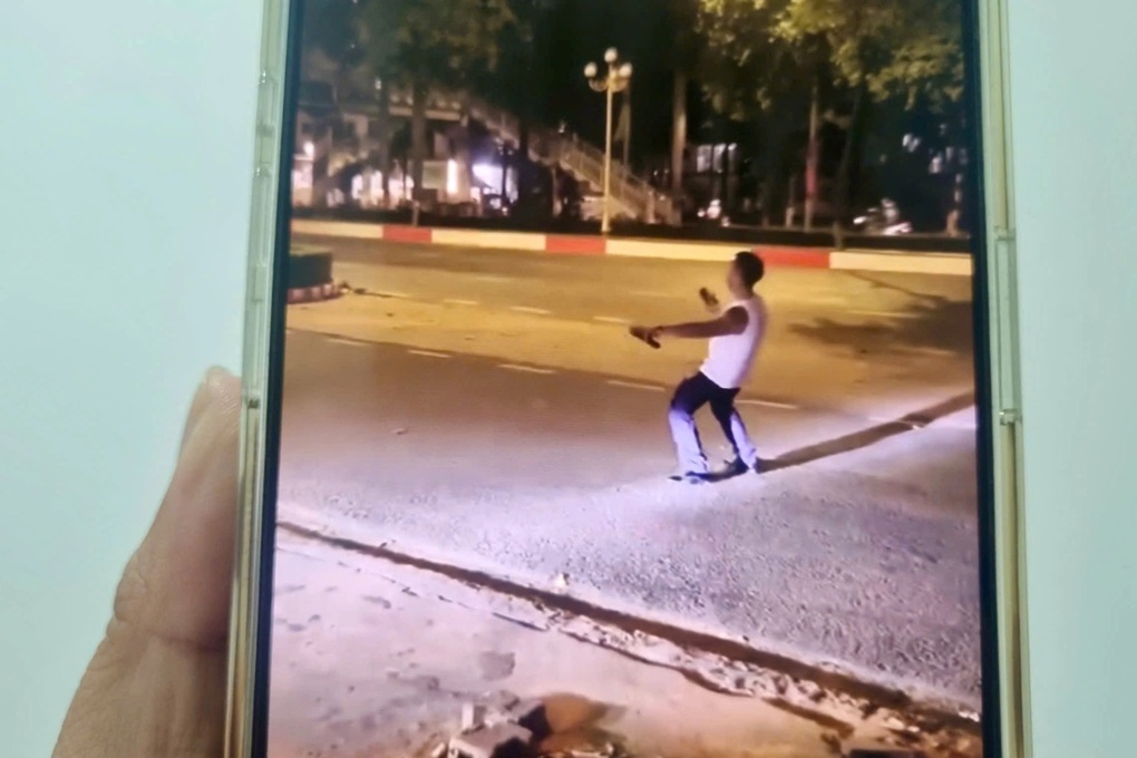 Truy tìm người đàn ông ra giữa đường hát karaoke ở Đồng Nai - 1