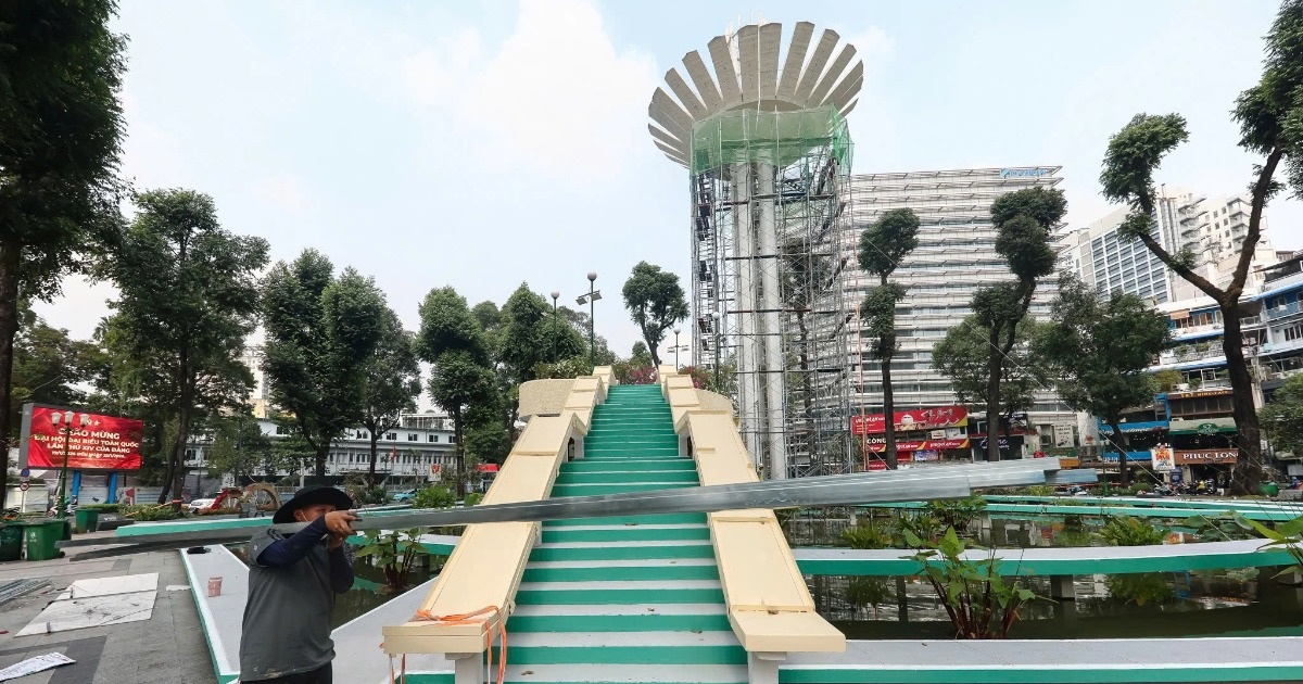 Hồ Con Rùa phủ sắc xanh ngọc sau một tuần chỉnh trang